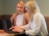 Lekkerland Mitarbeiterinnen gemeinsam vor dem Laptop